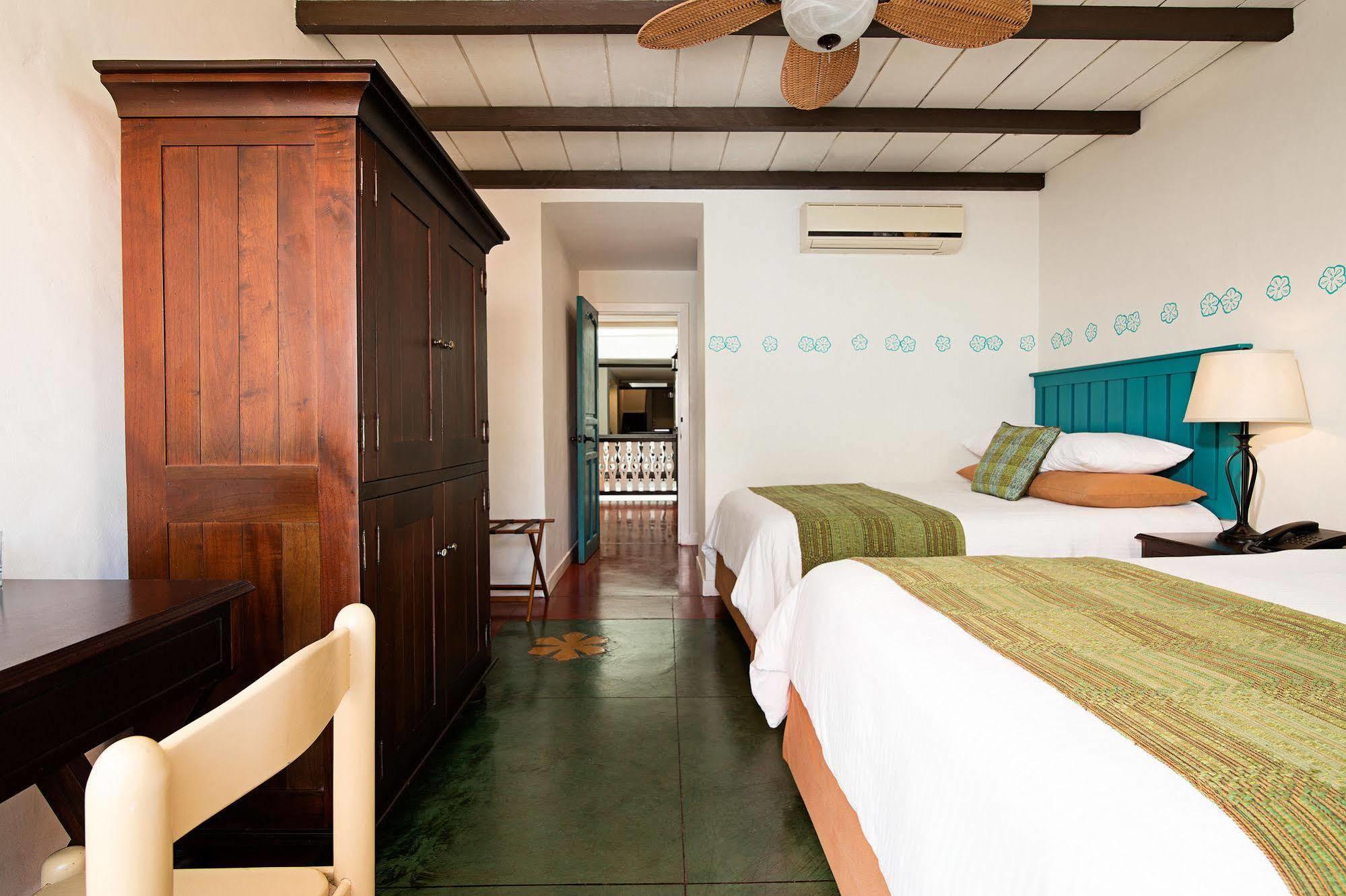 Hotel Isla De Flores Bagian luar foto